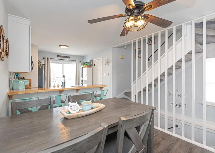 Spacious 3br Townhouse With Pool *