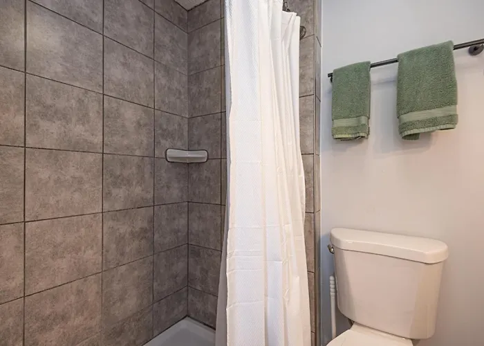 Spacious 3br Townhouse With Pool *